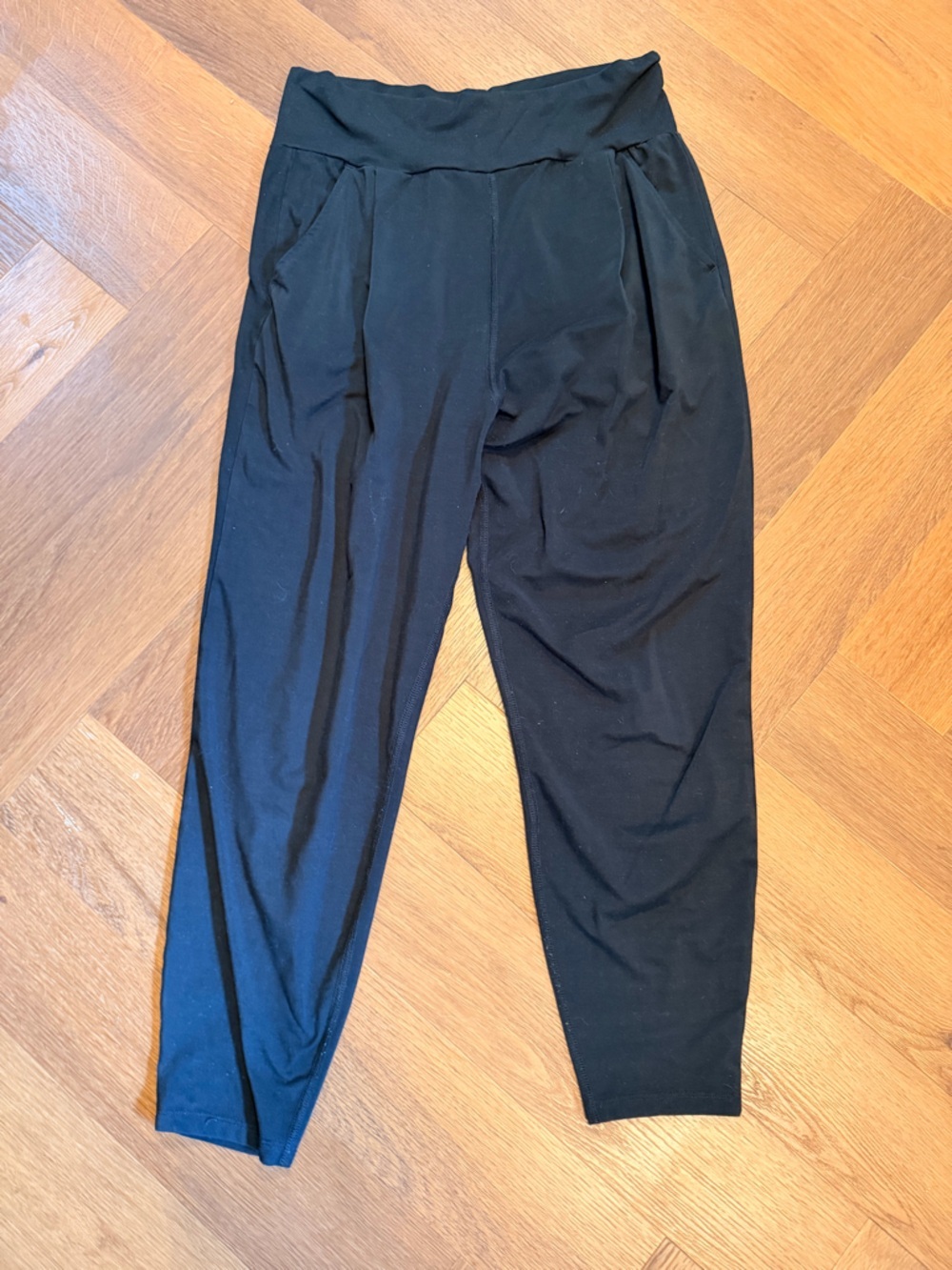 Vuori Black Performance Tapered Leggings Women’s Medium Hidden Pocket